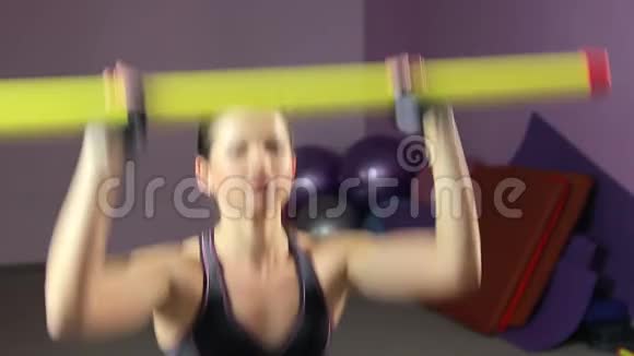 活跃的黑发女人在健身房做加权蹲女人努力工作以适应视频的预览图