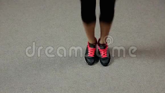 活跃的年轻女士用跳绳来保持身体健康锻炼身体视频的预览图