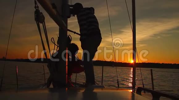 海上黄昏船员在游艇上工作回家视频的预览图