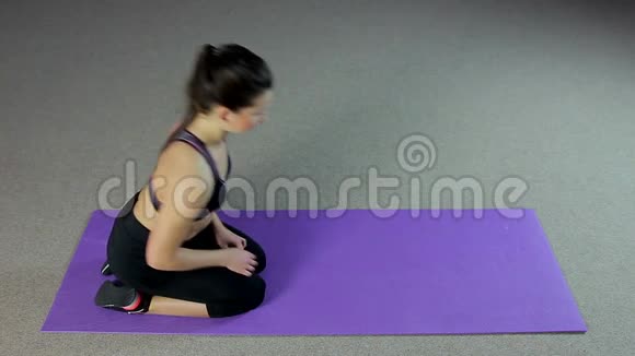 女人开始和完成一项艰难的木板运动在健身房里刻苦训练视频的预览图