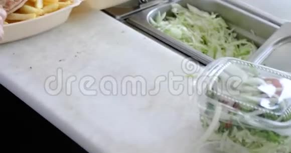 希腊快餐皮塔切割视频的预览图