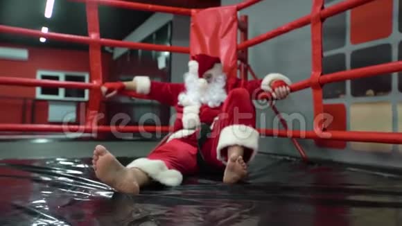 圣诞老人拳击手与红色绷带拳击手在戒指圣诞老人拳击手训练很努力视频的预览图