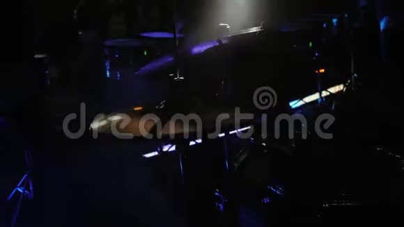 鼓手演奏鼓板摇滚音乐会视频的预览图