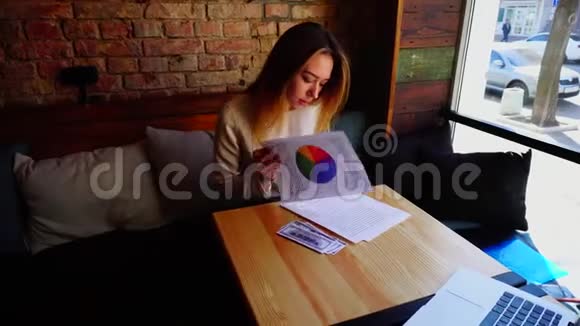 年轻女学生在咖啡馆买课程视频的预览图