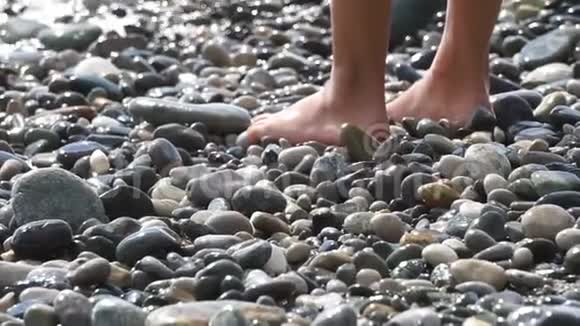 女人的腿在肮脏的海滩上视频的预览图