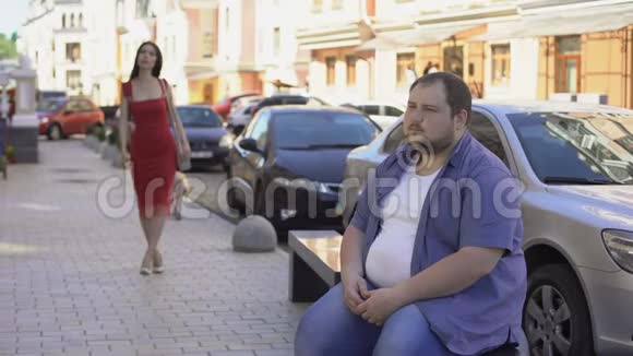 肥胖男性看美丽优雅的女人生活方式的差异动机视频的预览图