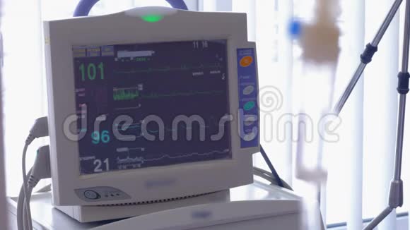 屏幕显示监测病人状况的结果脉搏血压体温视频的预览图