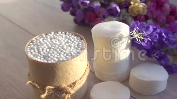 棉花花蕾放在棉垫和花旁边的盒子里视频的预览图