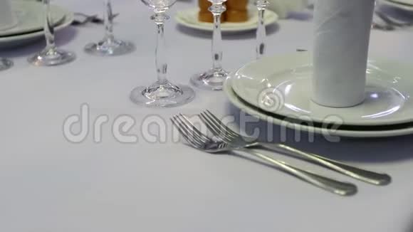 餐厅内白色餐具滑块射击视频的预览图