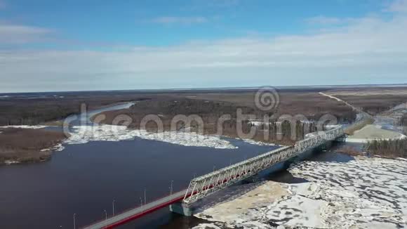 在西伯利亚西部北部纳迪姆河冰流上空飞行的春天视频的预览图