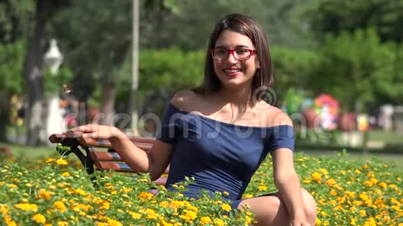 公园里戴眼镜的快乐少女蝴蝶视频的预览图