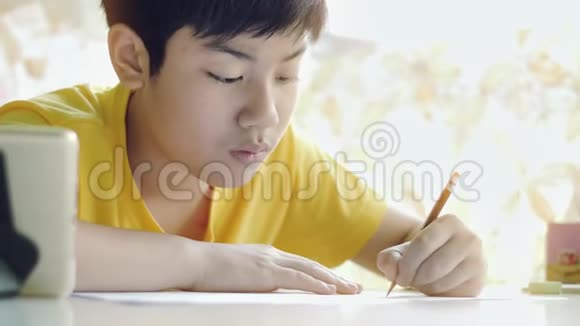 孩子写作业孩子们在客厅的桌子上做家务视频的预览图