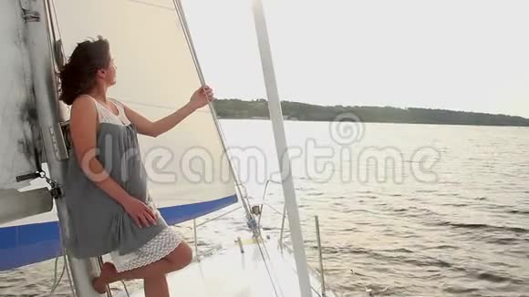 快艇上的快乐女性享受游轮生活方式视频的预览图