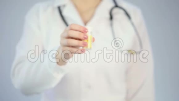 医生拿着一瓶药丸对着镜头提供新药安慰剂效应视频的预览图