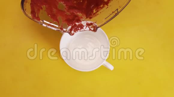 厨师倒鲜制番茄汁视频的预览图