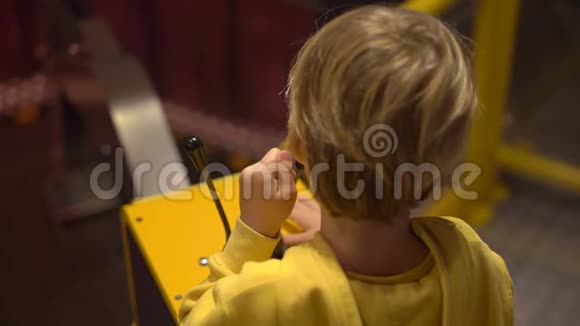 一个小男孩参观儿童科学博物馆的慢镜头男孩玩挖掘机的模型儿童视频的预览图