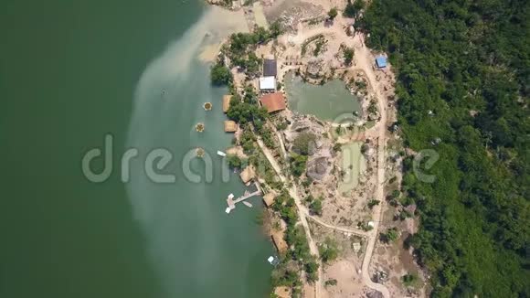 无人机观船码头和平房在湖泊中的热带自然在山区休息美丽的湖水视频的预览图