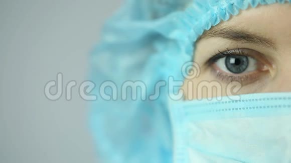 戴面罩的女医务工作者对着镜头拍摄的特写镜头视频的预览图