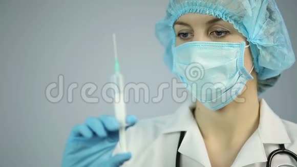 劳累的值班护士佩戴口罩为病人准备注射器视频的预览图