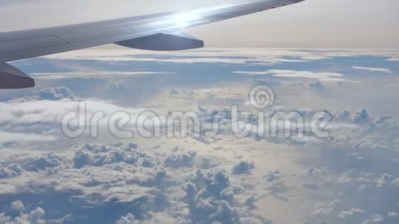 从飞机窗口观看部分机翼和美丽的云视频的预览图