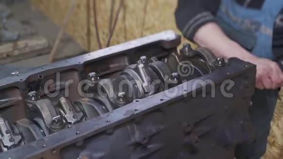 修理卡车发动机的技工视频的预览图