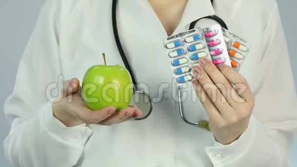 医疗专家推荐病人用健康营养代替药物视频的预览图