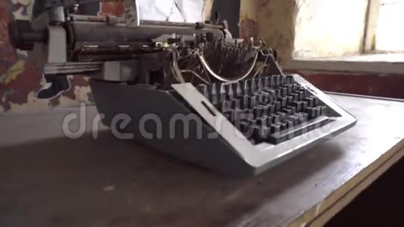 在废弃的腐朽的监狱里坏掉的打字机视频的预览图