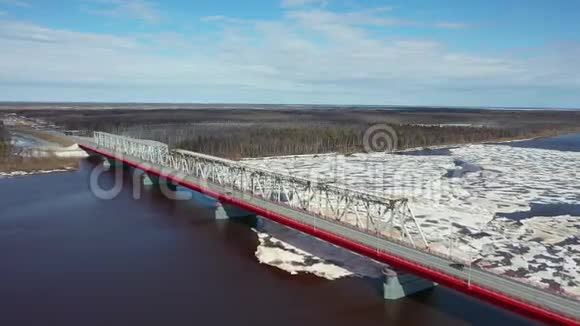 在西伯利亚西部北部纳迪姆河冰流上空飞行的春天视频的预览图