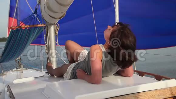 在帆船上度过暑假的女人视频的预览图