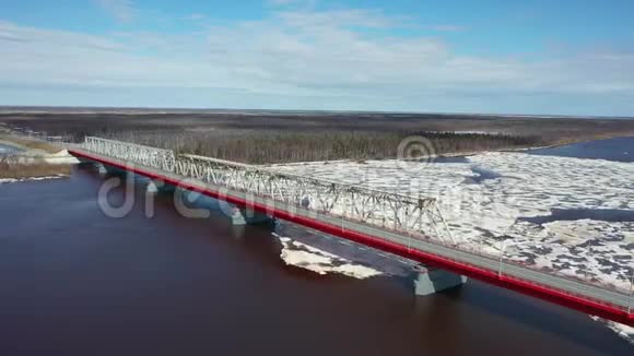 在西伯利亚西部北部纳迪姆河冰流上空飞行的春天视频的预览图