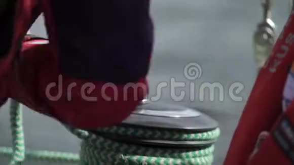 帆船游艇上的绳索风筒视频的预览图