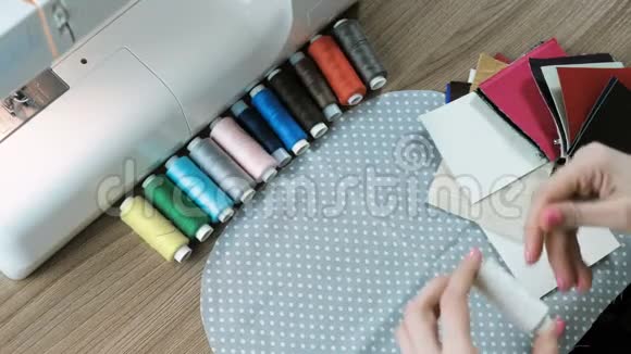 女人的手特写用圆点和皮革把线的颜色带到织物上视频的预览图