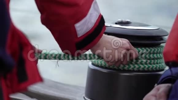 帆船游艇上的绳索风筒视频的预览图