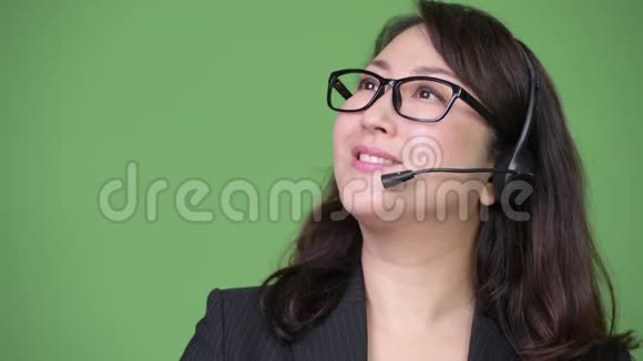 成熟美丽的亚洲女商人在呼叫中心工作视频的预览图