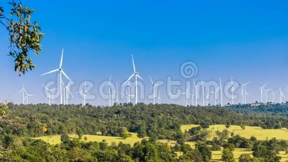美丽大自然中的风力发电机组蓝天黑地发电视频的预览图