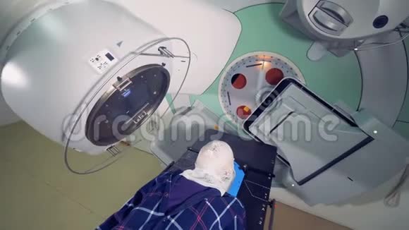 男性患者正在接受放射治疗视频的预览图