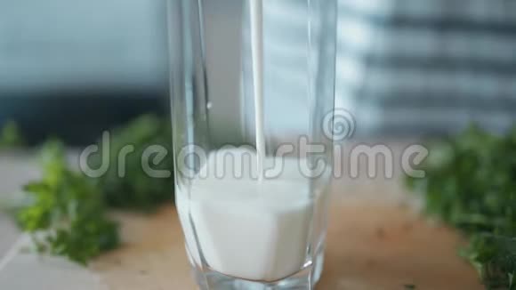 喝白色饮料牛奶喝酸奶凯菲摇成玻璃视频的预览图