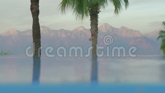 在美丽的山景前开放游泳池视频的预览图