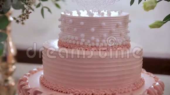 带花和蓝莓的白色结婚蛋糕视频的预览图