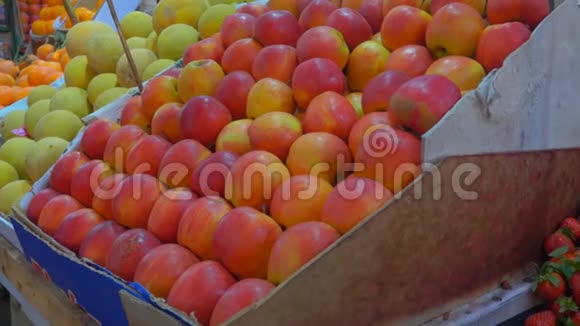 水果市场上的草莓和苹果视频的预览图