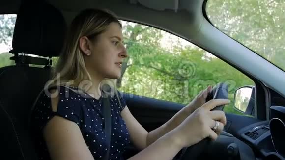驾驶汽车时愤怒的女人感到压力的慢镜头视频的预览图