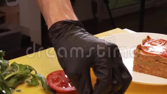 戴着黑手套的厨师精细的绿色涂鸦视频的预览图