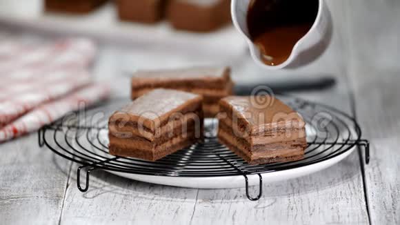 巧克力蛋糕上的糖霜自制甜点上的巧克力釉合上饼干蛋糕装饰顶部视频的预览图