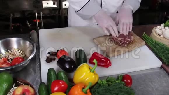 厨师准备烧烤架上的肉视频的预览图