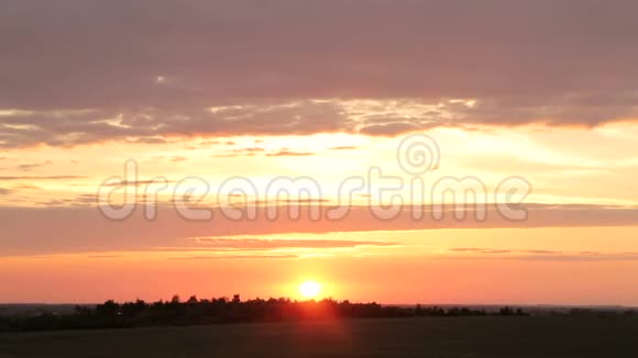 田野里的日落太阳在画面中间背景视频的预览图