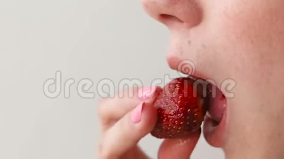 女人吃草莓嘴巴特写侧视图视频的预览图
