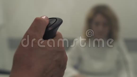 女人拿着控制台按下按钮视频的预览图