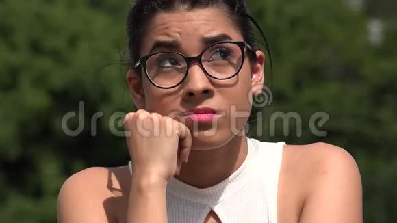 困惑的女青少年戴眼镜视频的预览图