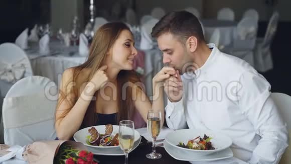 有魅力的女人正在答应求婚她的男朋友正把订婚戒指戴在她的手指上视频的预览图