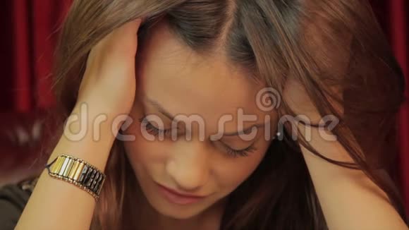 年轻疲倦的女人头痛沮丧有问题视频的预览图